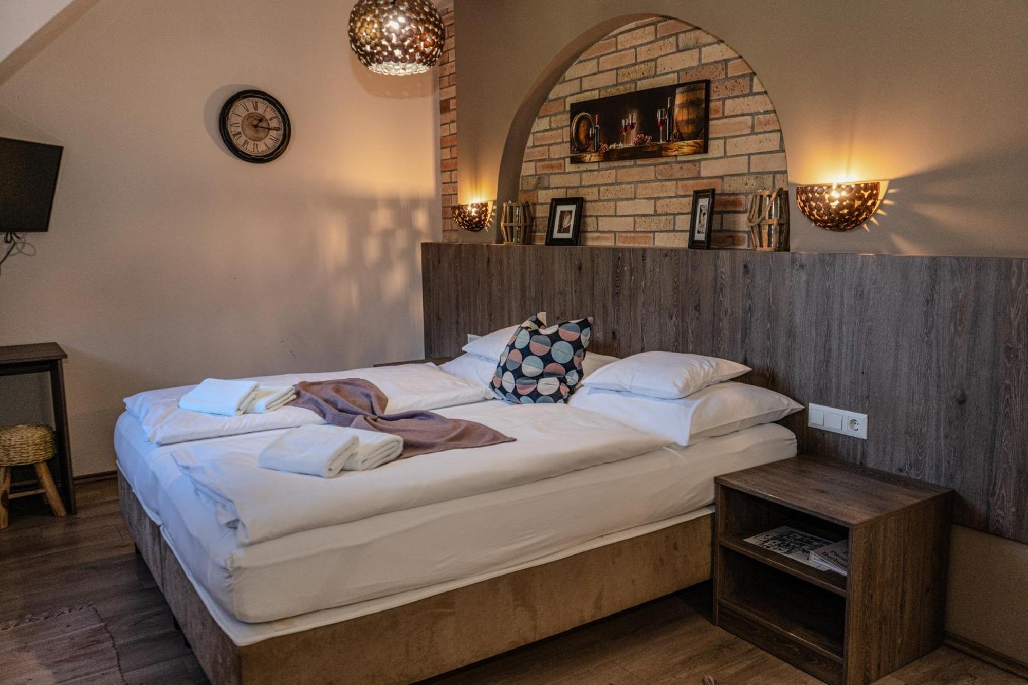 Bed and Breakfast Dreko Panzio & Borbisztro Gyorujbarat Екстер'єр фото